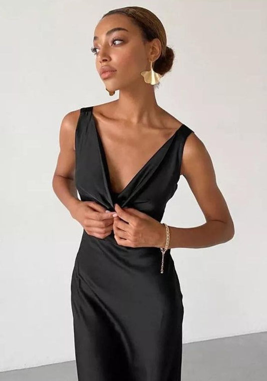 Robe Satin Noire Col Bénitier