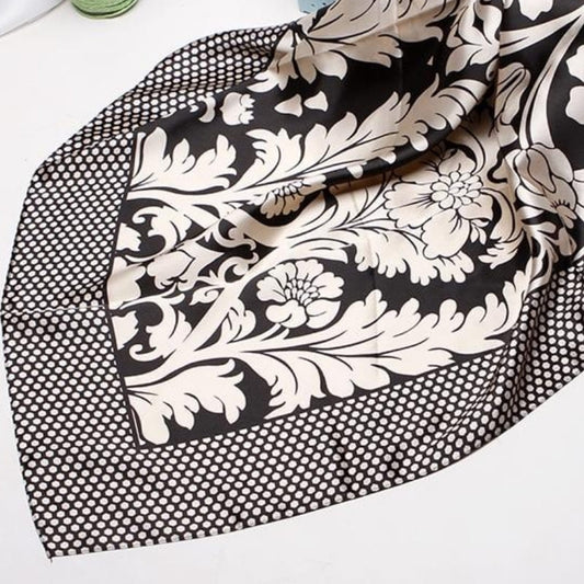 Foulard Satin Noir Fleuri.