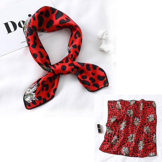 Bandana Satin Imprimé Léopard Rouge Fleuri.