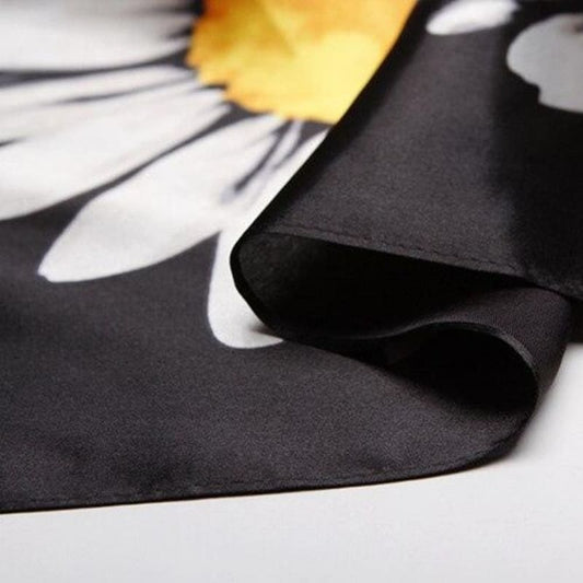 Foulard Satin Noir Imprimé À Fleurs.