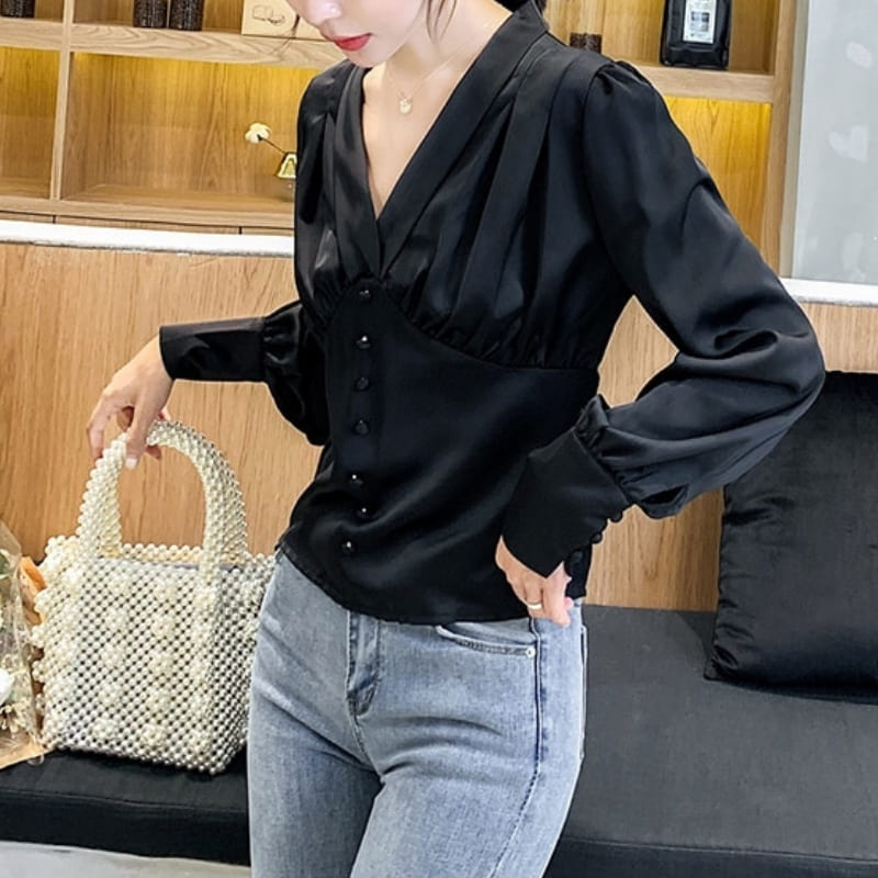 Blouse Satin Couleur Noir Boutonnée.