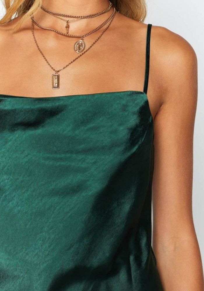 collier femme et robe verte